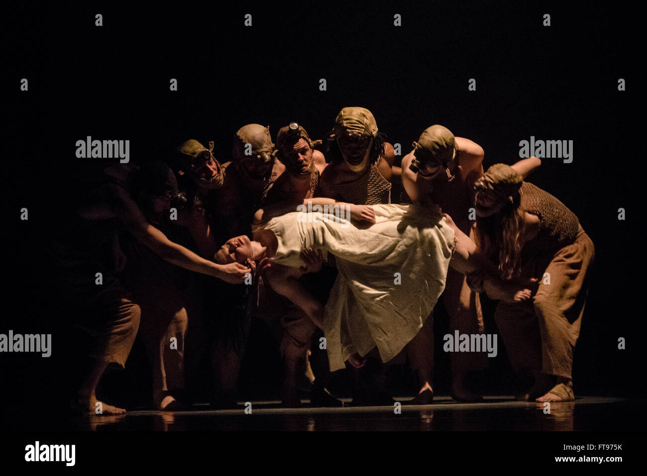 Londra, Regno Unito. 25 marzo, 2016. balletLORENT presente neve bianca a Sadler's Wells Theatre. photo: Danilo Moroni Credito: Danilo Moroni/Alamy Live News Foto Stock