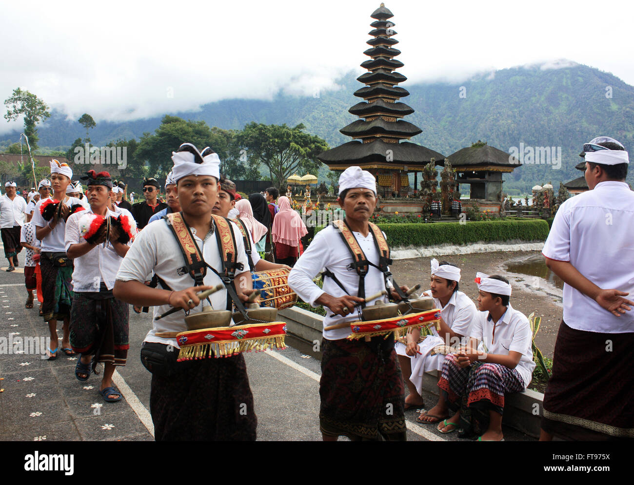 Bedegul, Indonesia. 23 gen 2016. Gli indù conducono una processione per una luna piena weekend sulle rive del lago Bratan presso il sito di Ulun Danu Temple (Pura Ulun Danu Beratan) sull'isola di Bali in Bedegul, Indonesia, 23 gennaio 2016. Il culto della trinità indù di Brahma, Vishnu e Shiva svolge un ruolo centrale per i Balinesi. L eredità di antica tradizione animistica, la tradizionale credenza negli spiriti e demoni che risiedono in, animazione, e controllando la natura, è riflessa in Bali induismo. Foto: Rolf Zimmermann - nessun filo SERVICE -/dpa/Alamy Live News Foto Stock