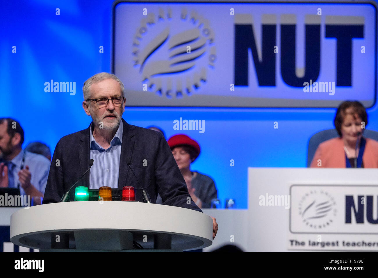 Jeremy Corbyn risolve l'Unione nazionale degli insegnanti Conferenza annuale sul 25/03/2016 al Centro di Brighton e Brighton. Nella foto: Jeremy Corbyn indirizzato alla conferenza sul suo giorno di apertura. Foto di Julie Edwards/Alamy Live News Foto Stock