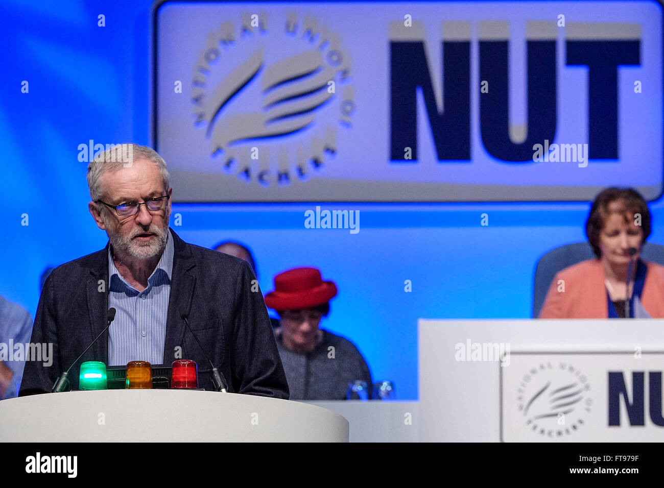 Jeremy Corbyn risolve l'Unione nazionale degli insegnanti Conferenza annuale sul 25/03/2016 al Centro di Brighton e Brighton. Nella foto: Jeremy Corbyn indirizzato alla conferenza sul suo giorno di apertura. Foto di Julie Edwards/Alamy Live News Foto Stock