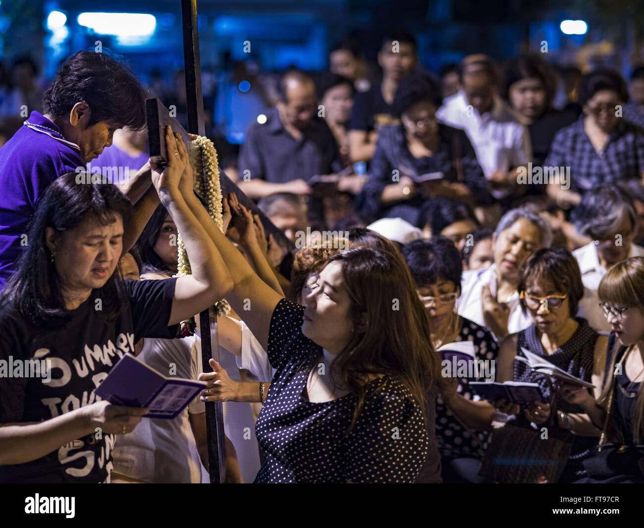 Bangkok, Bangkok, Thailandia. 25 Mar, 2016. I parrocchiani a pregare durante le Stazioni della Croce durante il Venerdì Santo osservanze alla chiesa di Santa Cruz in Bangkok. Santa Cruz è stata una delle prime chiese cattoliche stabilito a Bangkok. Fu costruita nel tardo Settecento dai soldati portoghesi alleato con re Taksin il grande nelle sue battaglie contro i birmani che ha invaso della Thailandia (allora Siam). Ci sono circa 300.000 cattolici in Thailandia, in 10 diocesi con 436 parrocchie. Venerdì Santo segna il giorno in cui Gesù Cristo fu crocifisso dai romani ed è uno dei giorni più importanti nel Cattolicesimo e Chr Foto Stock