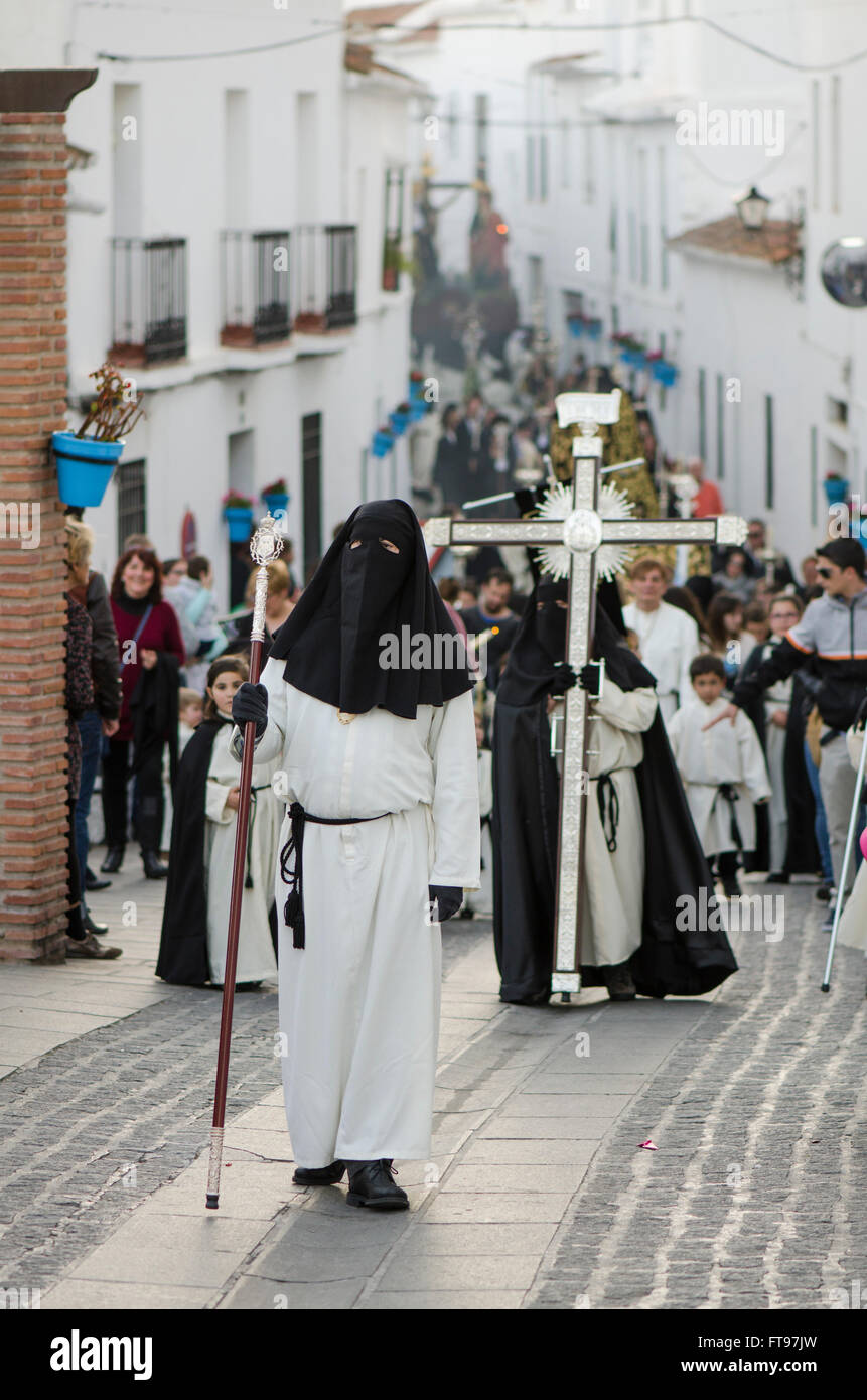 Mijas, Andalusia, Spagna. Il 25 marzo 2016. Inizio della processione del Venerdì santo in bianco andaluso villaggio di Mijas, provincia di Malaga. Credito: Perry Van Munster/ Alamy Live News Foto Stock