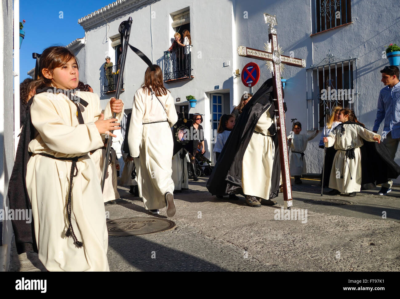 Mijas, Andalusia, Spagna. Il 25 marzo 2016. I bambini partecipano in processione del Venerdì santo in bianco andaluso villaggio di Mijas, provincia di Malaga. Credito: Perry Van Munster/ Alamy Live News Foto Stock