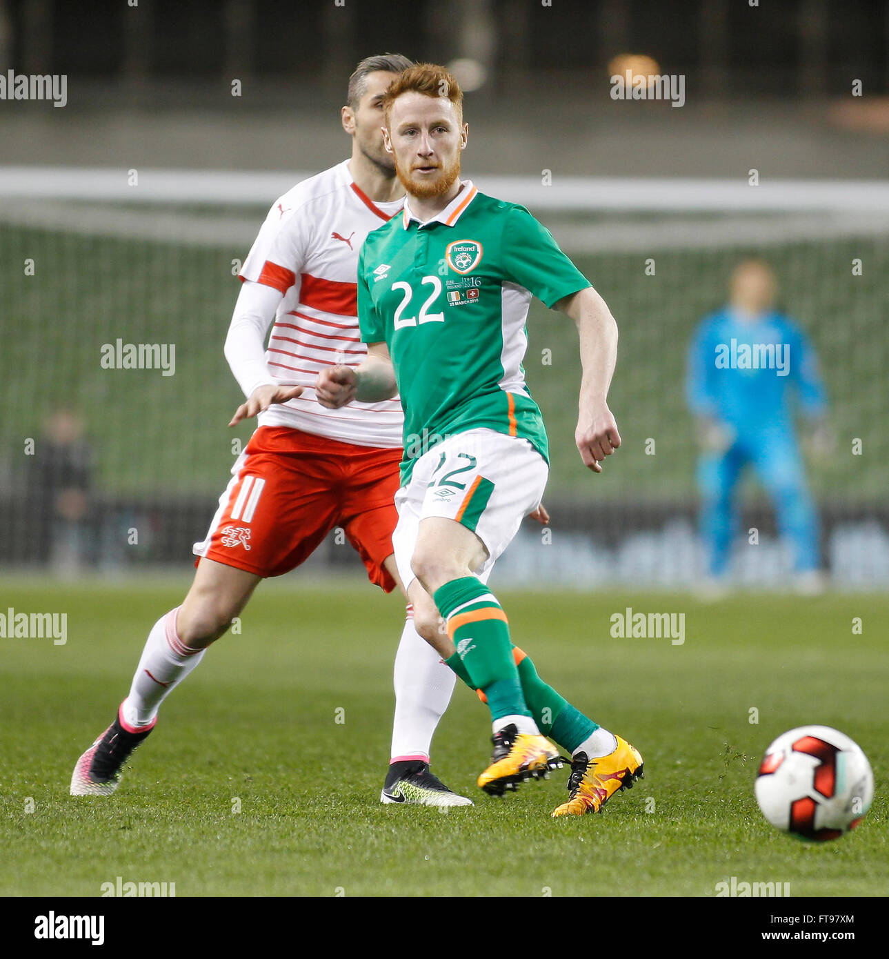 Aviva Stadium, Dublino, Irlanda. 25 Mar, 2016. Calcio internazionale amichevole. L'Irlanda contro la Svizzera. Stephen Quinn prende la palla lontano da Valon Behrami Credito: Azione Sport Plus/Alamy Live News Foto Stock