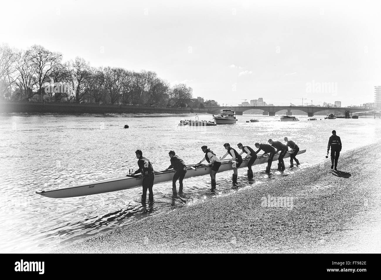 25.03.2016. Il Boat Race. Il Cancer Research UK Regate 2016. Tenuto sulla Tideway, sul Fiume Tamigi tra Putney e Mortlake, Londra, Inghilterra, Regno Unito. Tideway settimana. (Pratica escursioni durante la settimana che precede le gare che si svolgono nella Domenica di Pasqua 27 marzo 2016.) Oxford University (OUBC) Equipaggio di riserva barche Isis prima di fare una gita in pratica. Duncan credito Grove laminati piatti. Foto Stock