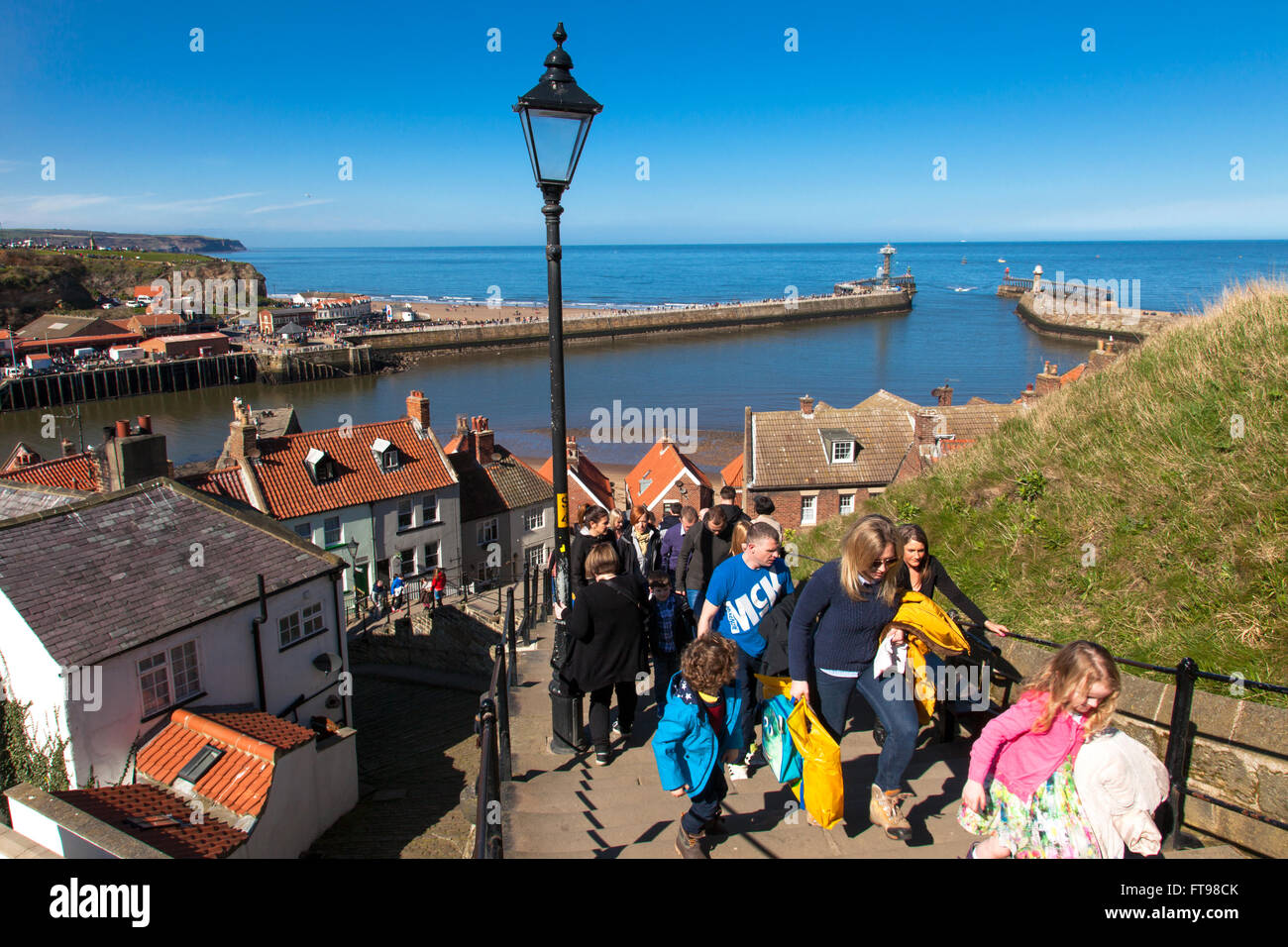 Whitby, North Yorkshire, Inghilterra, Regno Unito Xxv Marzo 2016. Famiglie salire la famosa 199 passi dal porto per una abbazia su un soleggiato Venerdì Santo nella storica cittadina costiera di Whitby, sulla North Yorkshire costa. Credito: Mark Richardson/Alamy Live News Foto Stock