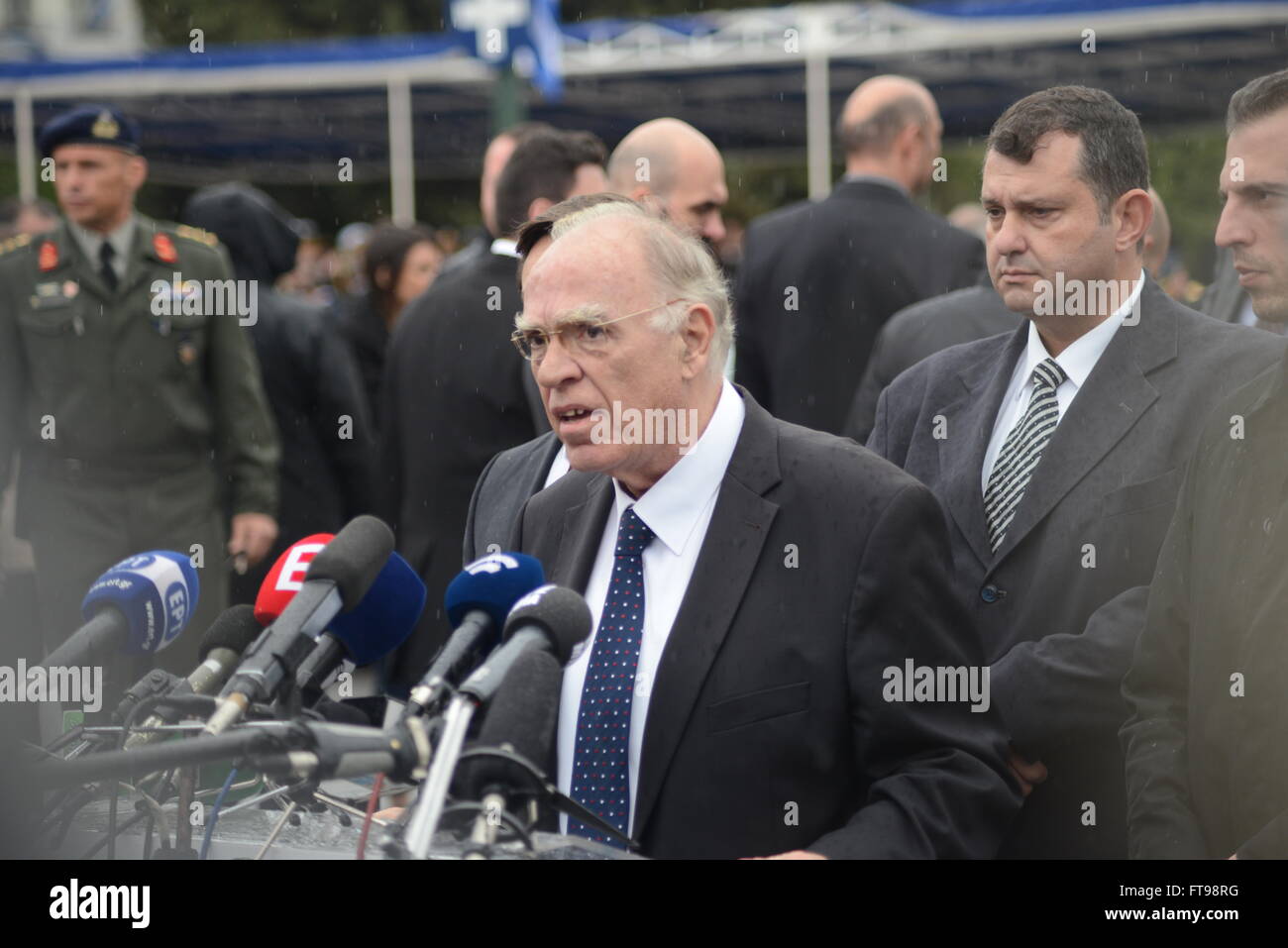 Atene, Grecia. 25 Mar, 2016. Presidente dell Unione centrale, il sig. Vasillis Levantis fa dichiarazioni, dopo la fine della sfilata. Indipendenza greca il giorno che è una festa nazionale si celebra ogni anno in Grecia per commemorare l inizio della guerra di indipendenza greca nel 1821 contro l'Impero Ottomano. Nella capitale della Grecia ad Atene un enorme parata militare si svolge come omaggio per il giorno speciale. Credito: Dimitrios Karvountzis/Pacific Press/Alamy Live News Foto Stock