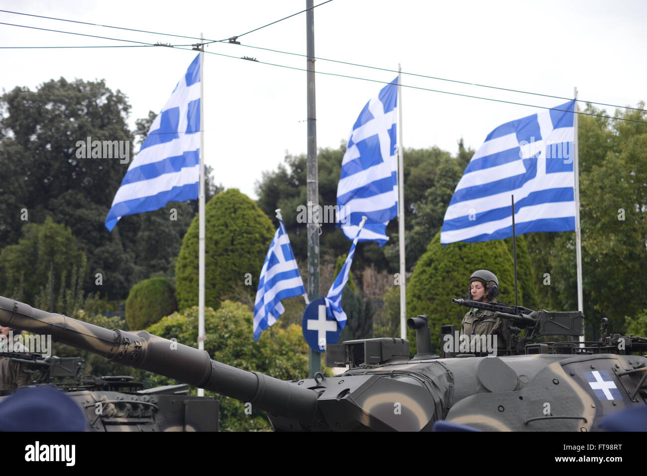 Atene, Grecia. 25 Mar, 2016. Una donna che serve nell esercito greco partecipa come membro dell' equipaggio del serbatoio durante la parata. Indipendenza greca il giorno che è una festa nazionale si celebra ogni anno in Grecia per commemorare l inizio della guerra di indipendenza greca nel 1821 contro l'Impero Ottomano. Nella capitale della Grecia ad Atene un enorme parata militare si svolge come omaggio per il giorno speciale. Credito: Dimitrios Karvountzis/Pacific Press/Alamy Live News Foto Stock