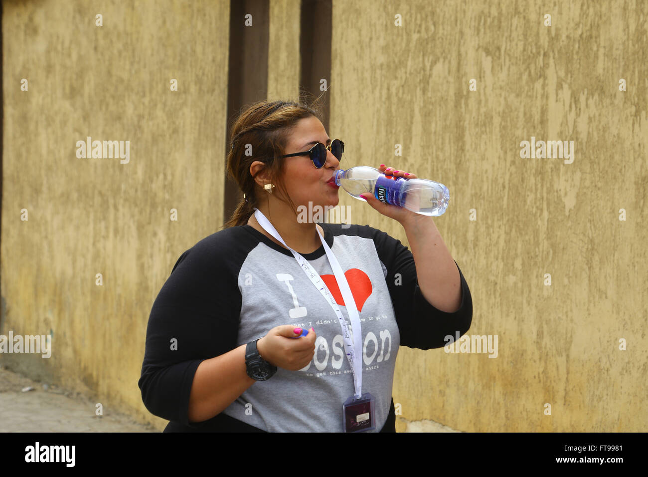 Il Cairo, Egitto. 25 Mar, 2016. Un runner bevande acqua durante una maratona per donne grasse in Cairo, Egitto, 25 marzo 2016. Decine di donne venerdì ha preso parte in Egitto del primo maratona per donne grasse in Cairo. La manifestazione è stata destinata a fornire un messaggio che il grasso le donne possono anche eseguire e fare esercizi. Credito: Ahmed Gomaa/Xinhua/Alamy Live News Foto Stock