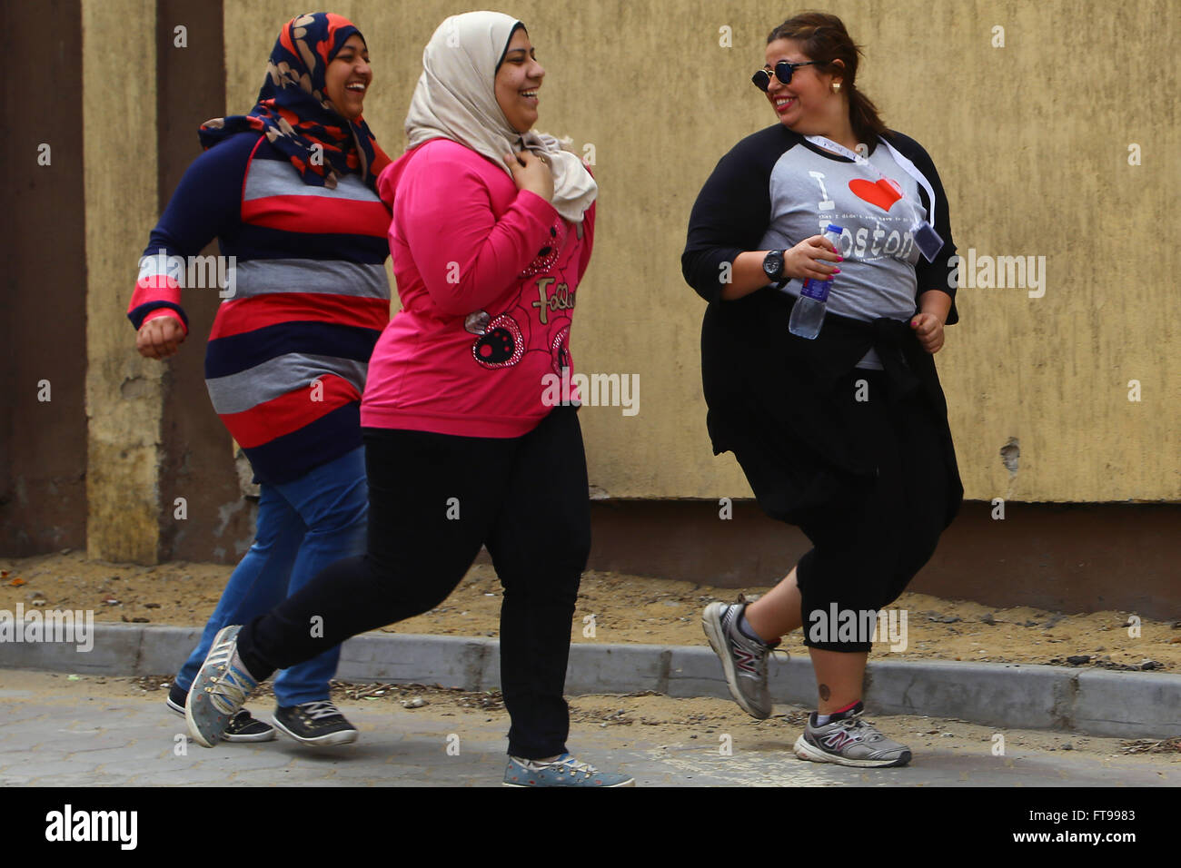 Il Cairo, Egitto. 25 Mar, 2016. Le donne correre durante una maratona per donne grasse in Cairo, Egitto, 25 marzo 2016. Decine di donne venerdì ha preso parte in Egitto del primo maratona per donne grasse in Cairo. La manifestazione è stata destinata a fornire un messaggio che il grasso le donne possono anche eseguire e fare esercizi. Credito: Ahmed Gomaa/Xinhua/Alamy Live News Foto Stock