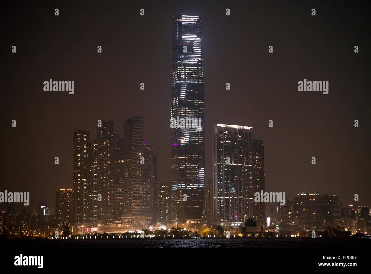 Hong Kong. 26 marzo, 2016. L'installazione della luce dall'artista giapponese Tatsuo Miyajima visualizzato sull'International Commerce Centre, ICC, Hong Kong, Cina. Credito: Bob Henry/Alamy Live News Foto Stock