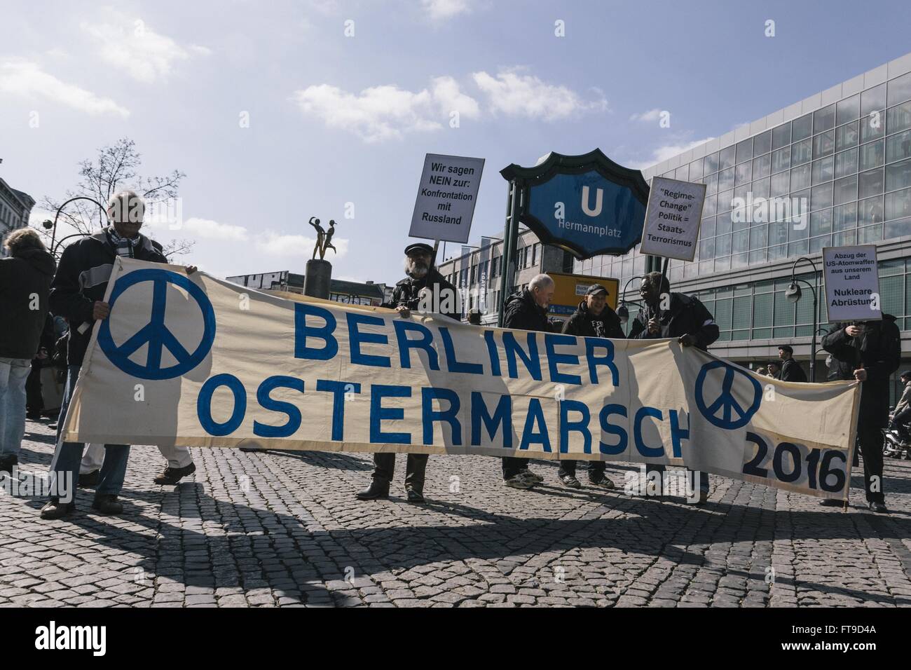 Berlino, Germania. 26 marzo, 2016. Protester in Hermannplatz prima dell'avvio ufficiale della Pasqua annuale Marzo a Berlino tenuto sotto lo slogan "La guerra è il terrore!". Il raduno annuale è principalmente organizzata da pacifisti, anti-militarista-gruppi e il tedesco movimento per la pace. Credito: Jan Scheunert/ZUMA filo/Alamy Live News Foto Stock