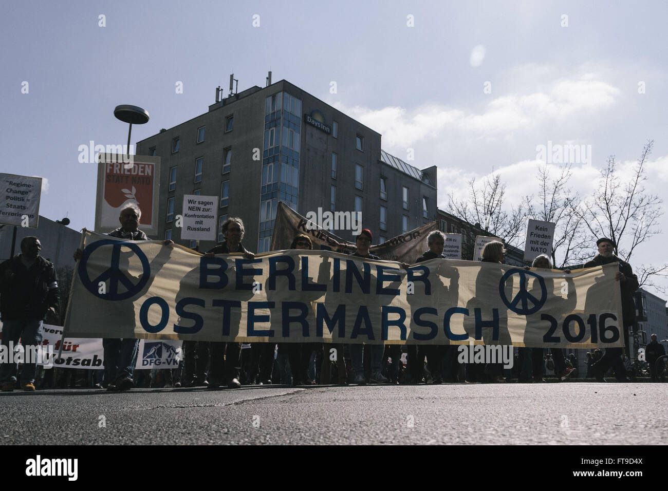 Berlino, Germania. 26 marzo, 2016. I dimostranti durante la Pasqua annuale Marzo a Berlino tenuto sotto lo slogan "La guerra è il terrore!". Il raduno annuale è principalmente organizzata da pacifisti, anti-militarista-gruppi e il tedesco movimento per la pace. Credito: Jan Scheunert/ZUMA filo/Alamy Live News Foto Stock