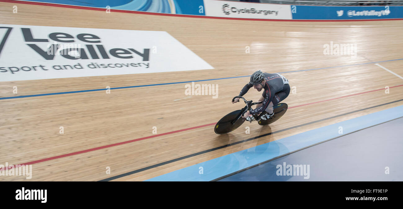 Lee Valley, Velopark, Londra, Regno Unito. 25 Mar, 2016. Il Venerdì Santo ciclismo su pista riunione. Thomas Baker della linea nera compete in aperta concorrenza di Sprint. Credito: Azione Sport Plus/Alamy Live News Foto Stock