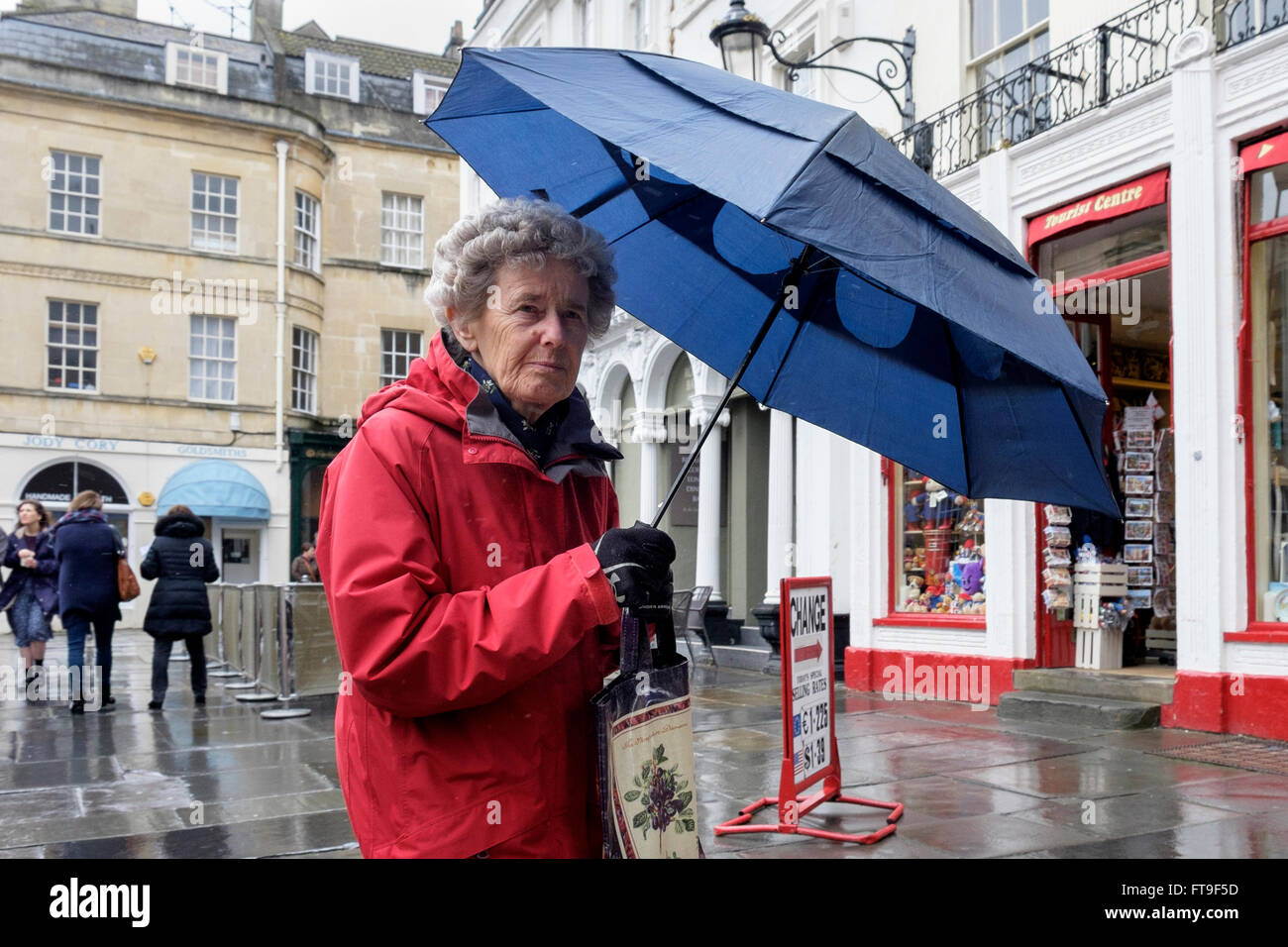 Bath, Regno Unito. 26 marzo, 2016. Una strada pedonale con i negozi nella vasca da bagno è raffigurato portando un ombrello come ella braves heavy rain e venti. Credito: lynchpics/Alamy Live News Foto Stock