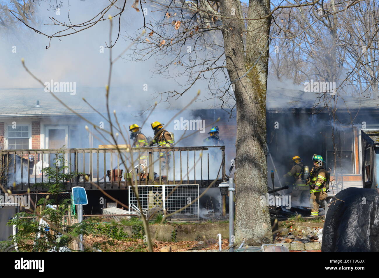 I Vigili del fuoco a casa di fuoco. Pasadena, Maryland, USA 3/26/16 Foto Stock