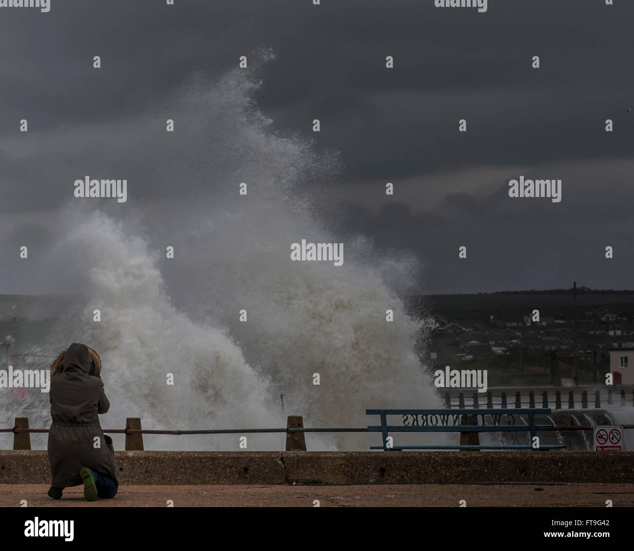 Newhaven, East Sussex, Regno Unito.26 marzo 2016.Storm forza il vento proveniente dal Sud che sale sul mare all'ingresso del porto. Foto Stock