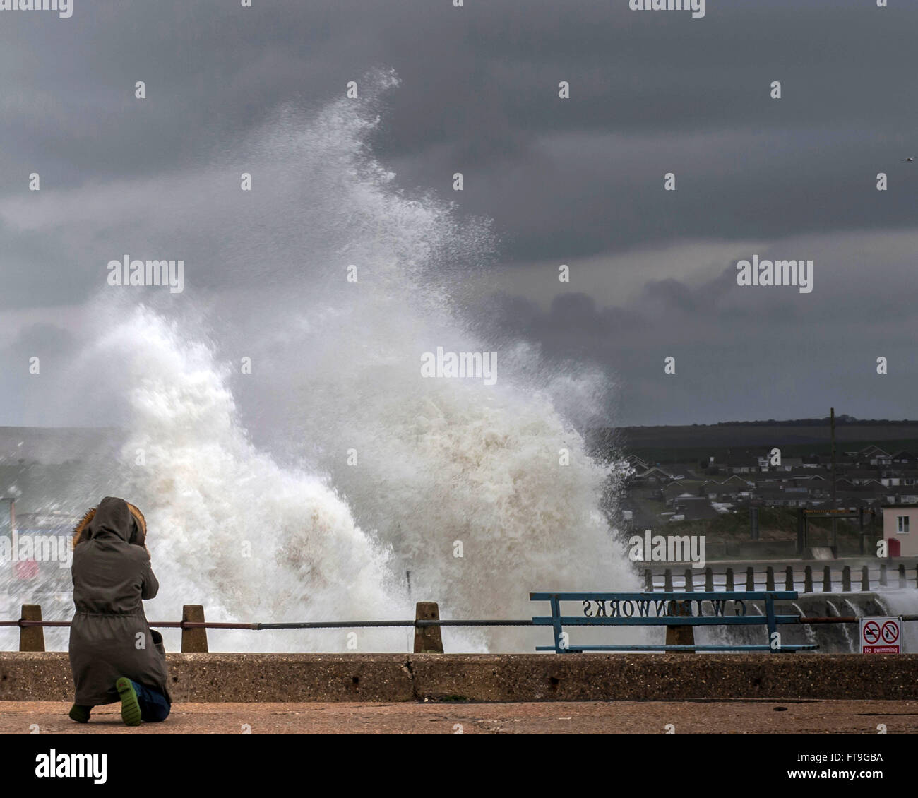 Newhaven, East Sussex, Regno Unito. 26 Marzo 2016. Tempesta forza vento da sud frusta sul mare in porto ingresso. Foto Stock