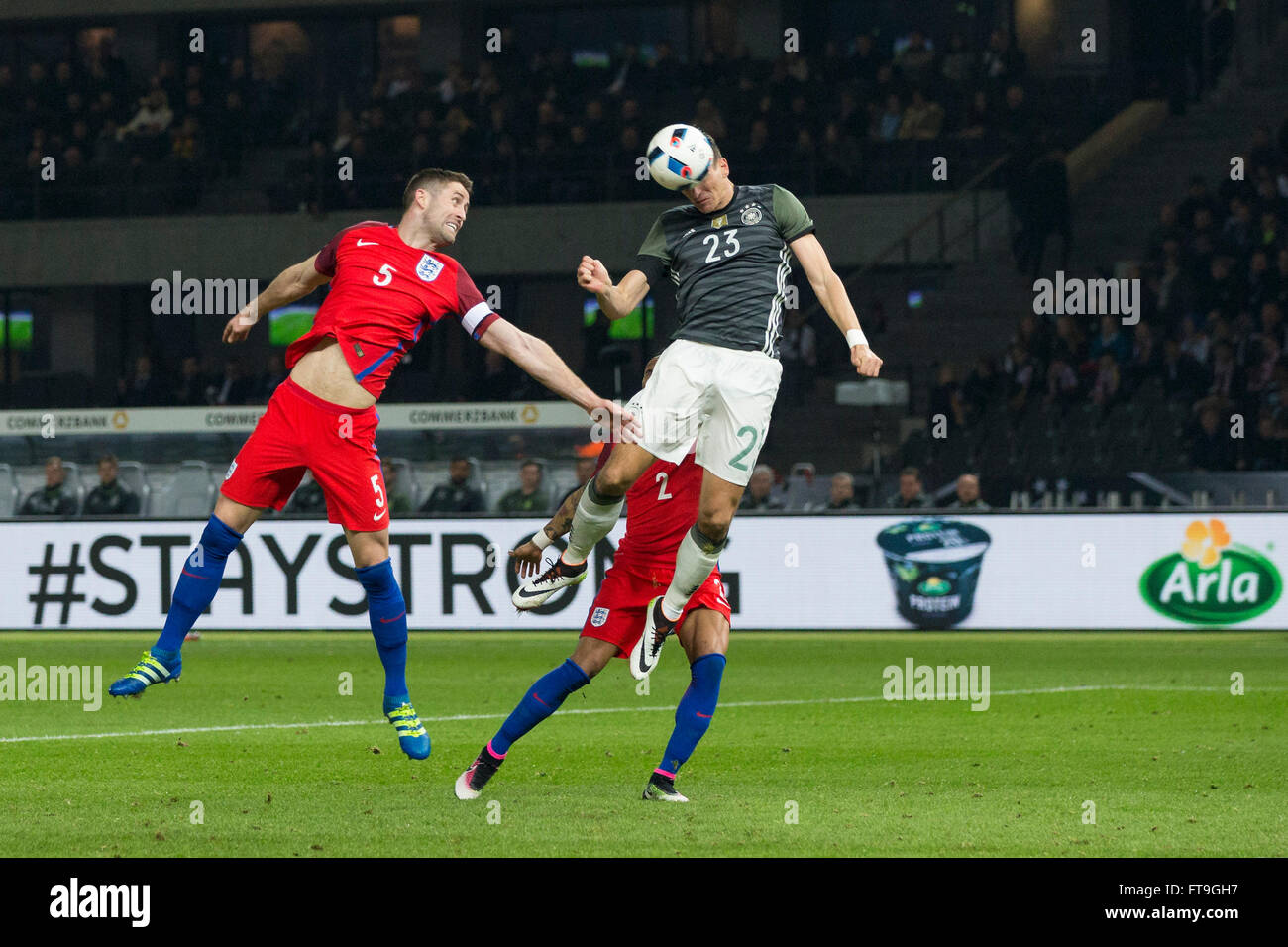 Olympiastadion Berlin, Berlin, Germania. 26 Mar, 2016. Internazionale di Calcio Germania amichevole contro l'Inghilterra. La Germania Mario Gomez punteggi il suo lato del secondo obiettivo con una testata © Azione Sport Plus/Alamy Live News Foto Stock