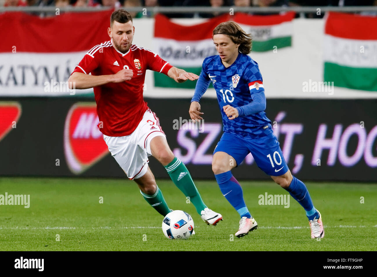 Budapest, Ungheria. 26 marzo, 2016. Ungherese Szalai Adam (l) tenta di seguire il croato Luka Modric durante l'Ungheria vs. Croazia amichevole internazionale partita di calcio in Groupama Arena. Credito: Laszlo Szirtesi/Alamy Live News Foto Stock