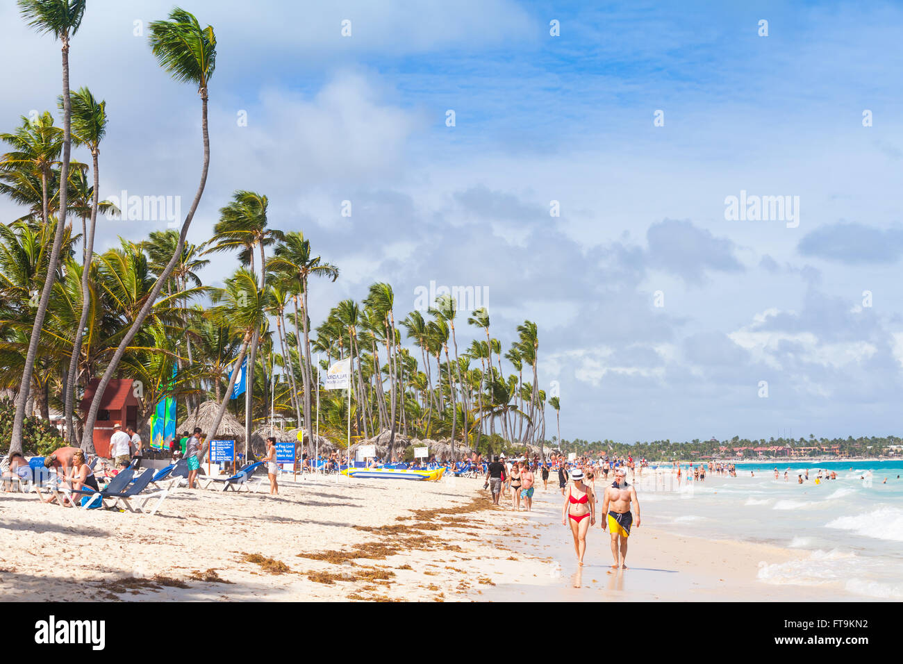 Punta Cana, Repubblica Dominicana - 11 Gennaio 2015: Coastal Caraibi seascape. Oceano atlantico costa, il turista di passaggio resto Foto Stock