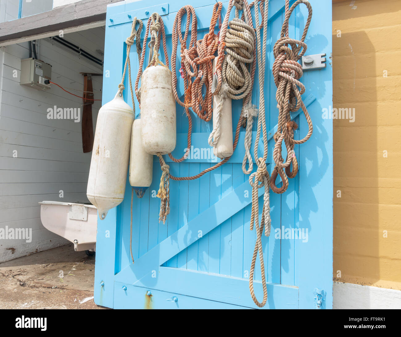 Corde nautiche e i paraurti appeso alla porta blu in Oriental Bay barca capannoni Wellington Nuova Zelanda Foto Stock