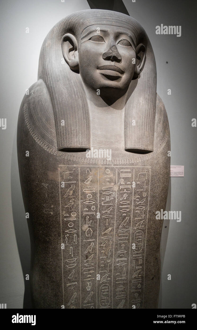Sarcofago egiziano. Una grande pietra scolpita sarcofago si erge nel seminterrato del KMH. coperto con geroglifici egiziani Foto Stock