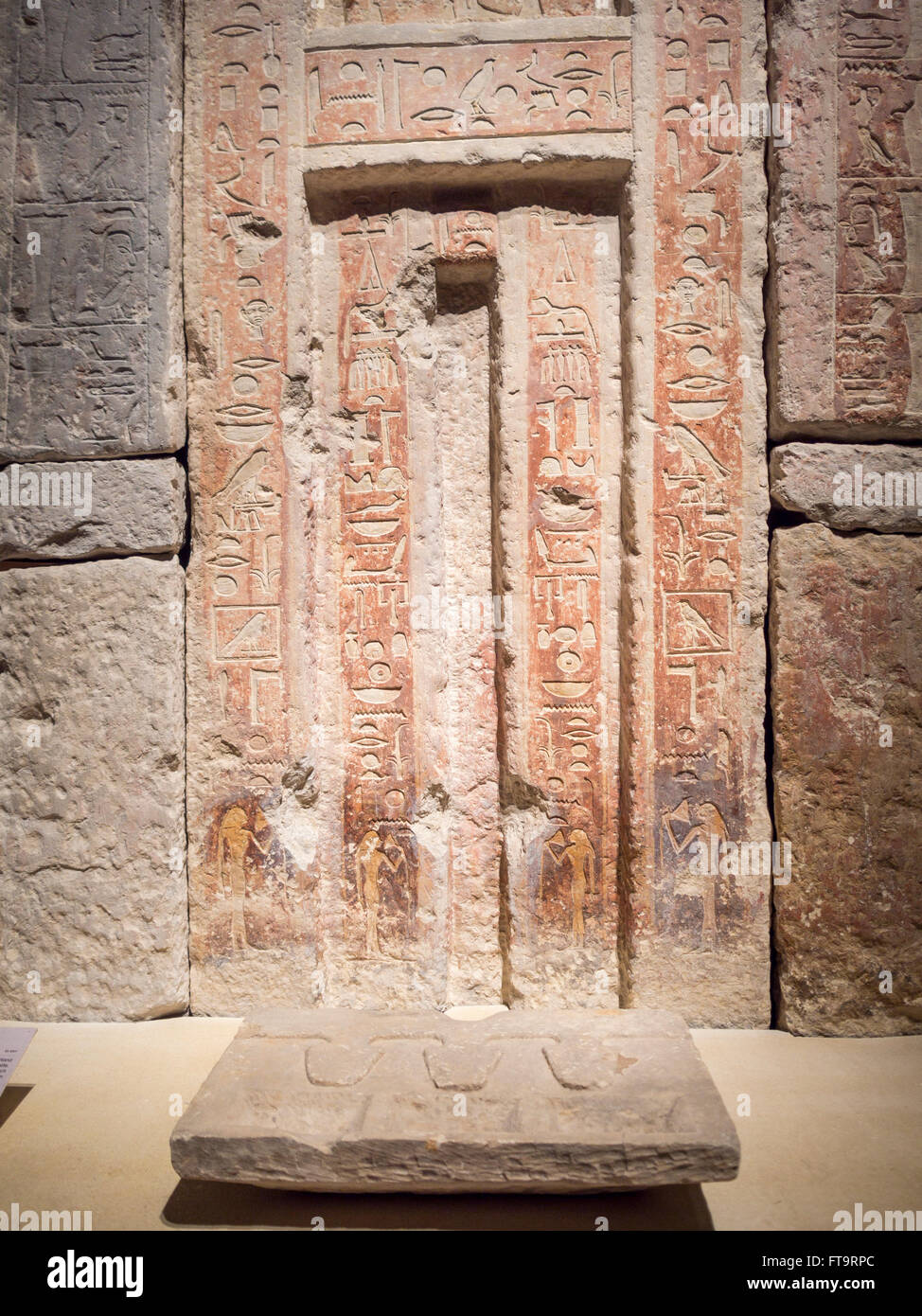 Falsa porta ad una tomba egizia. Un altamente decorato frame con una porta di pietra solido da una piramide egizia. Foto Stock