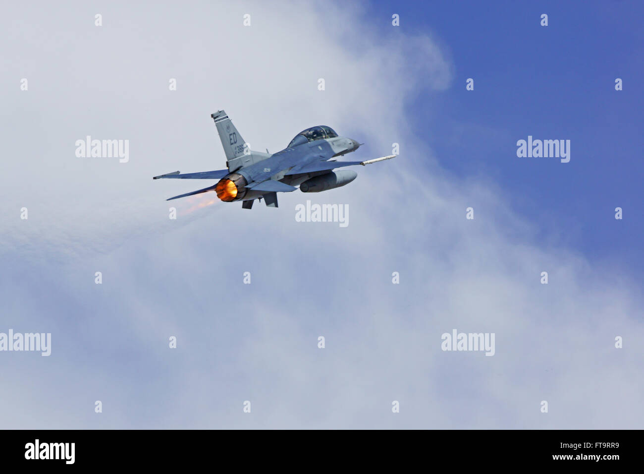 Velivolo F-16 Falcon jet fighter battenti a 2016 Los Angeles Air Show in California Foto Stock
