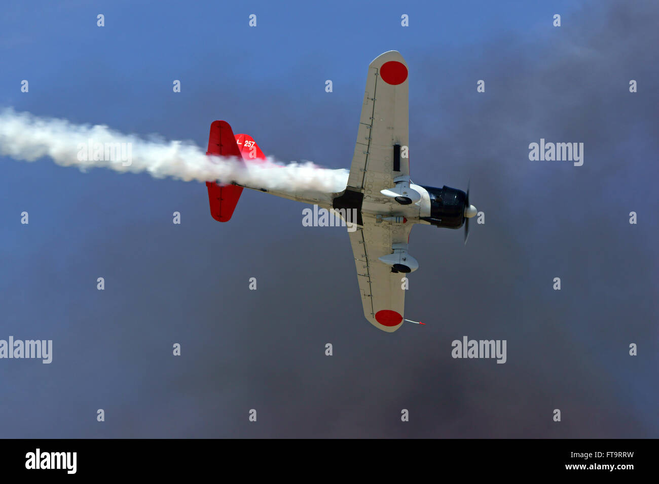 Aereo della seconda guerra mondiale il Giappone Val dive bomber vintage aeromobili battenti in 2016 Los Angeles Air Show in California Foto Stock