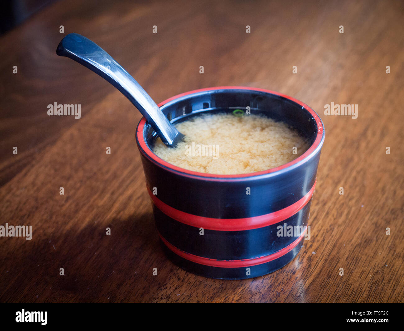 Una piccola ciotola di zuppa di miso (misoshiru). Foto Stock