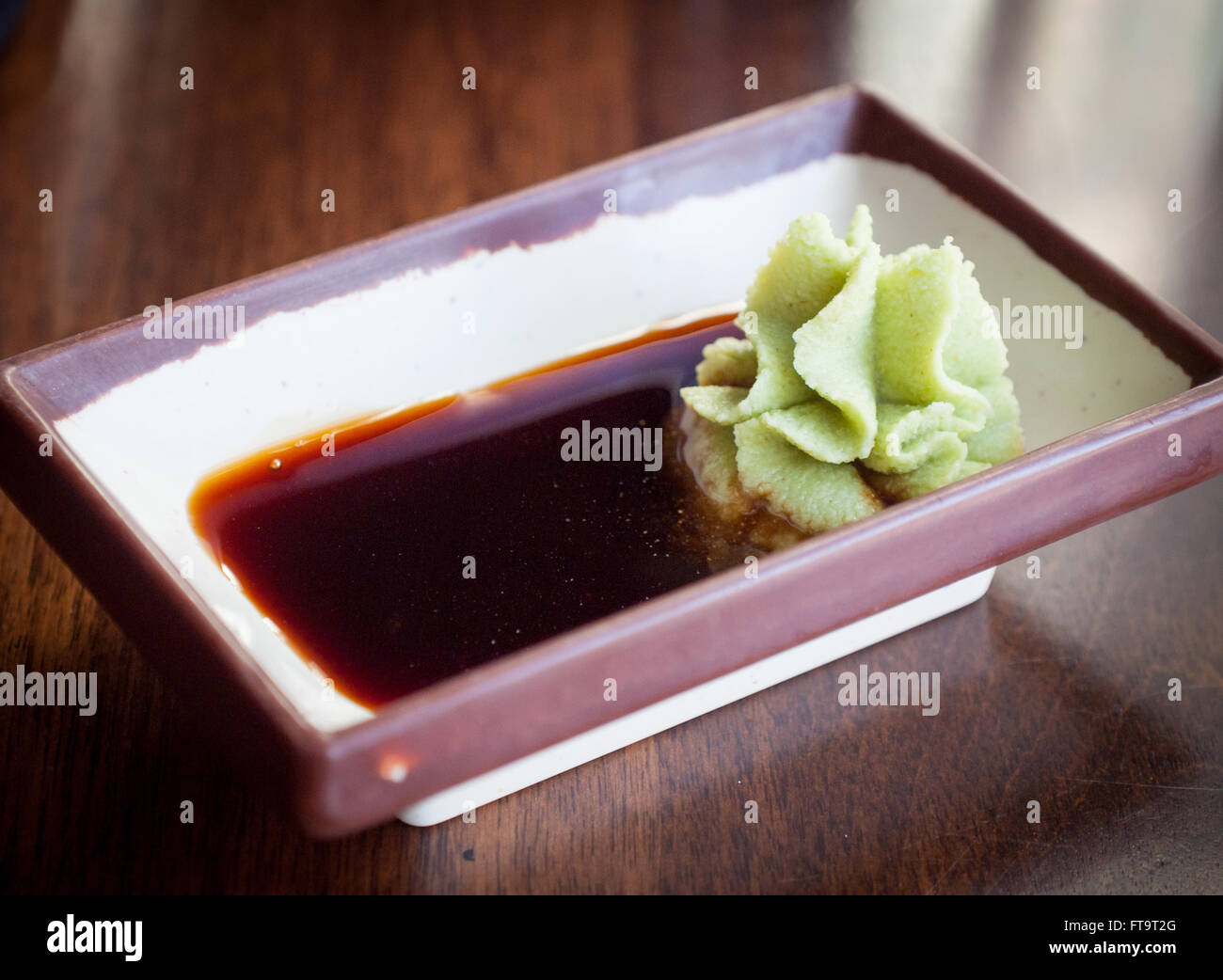 Imitazione wasabi (seiyo-wasabi) incollare e salsa di soia. Foto Stock