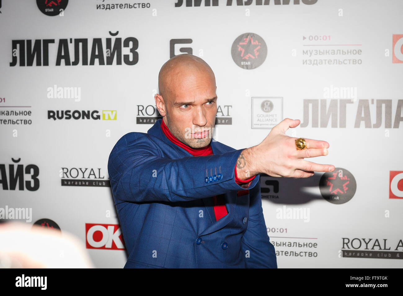 Mosca, Russia - 23 March, 2016 : Presentazione del video musicale su un brano Ukrou (traduzione dal russo: copertina) dalla famosa hip hop cantante Andrey Menšikov noto come Ligalize MC. Evento ha avuto luogo presso il Royal Arbat Bar Foto Stock