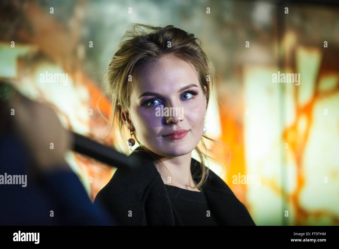 Mosca, Russia - 23 March, 2016 : Attrice Marusya Fomina alla presentazione della sua musica video con la famosa hip hop cantante Andrey Menšikov noto come Ligalize MC. Evento ha avuto luogo presso il Royal Arbat Bar Foto Stock