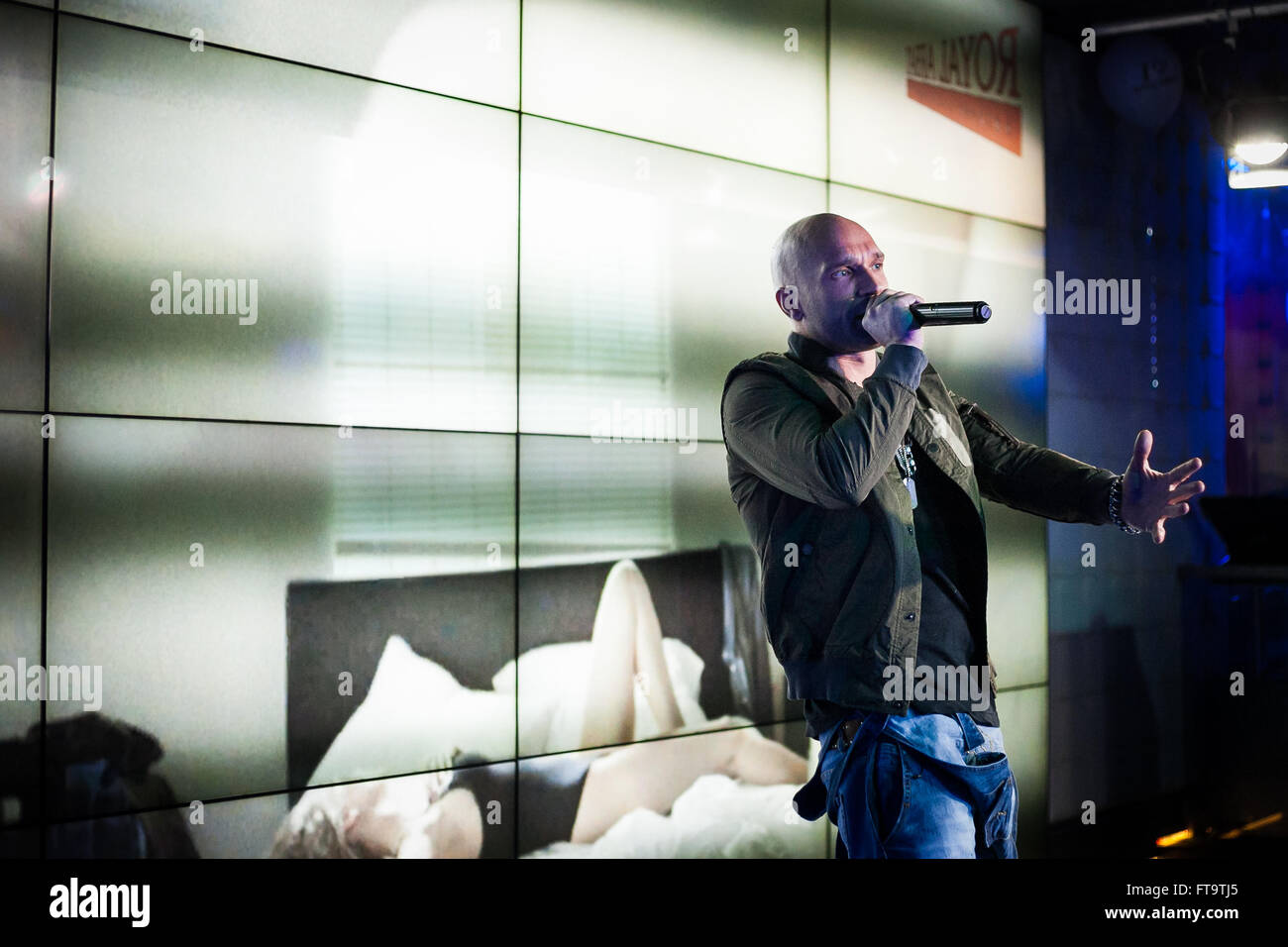 Mosca, Russia - 23 March, 2016 : Presentazione del video musicale su un brano Ukrou (traduzione dal russo: copertina) dalla famosa hip hop cantante Andrey Menšikov noto come Ligalize MC. Evento ha avuto luogo presso il Royal Arbat Bar Foto Stock