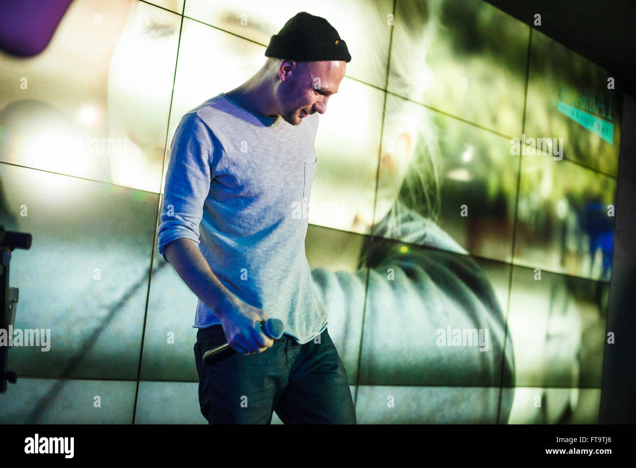 Mosca, Russia - 23 March, 2016 : Presentazione del video musicale su un brano Ukrou (traduzione dal russo: copertina) dalla famosa hip hop cantante Andrey Menšikov noto come Ligalize MC. Evento ha avuto luogo presso il Royal Arbat Bar Foto Stock