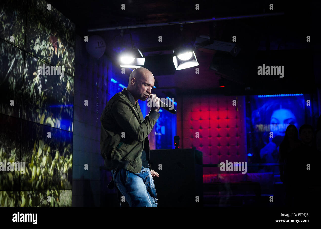 Mosca, Russia - 23 March, 2016 : Presentazione del video musicale su un brano Ukrou (traduzione dal russo: copertina) dalla famosa hip hop cantante Andrey Menšikov noto come Ligalize MC. Evento ha avuto luogo presso il Royal Arbat Bar Foto Stock