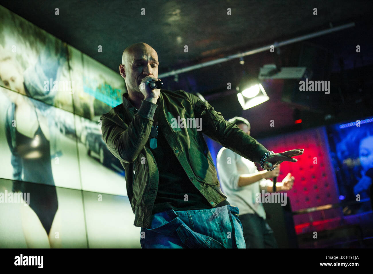 Mosca, Russia - 23 March, 2016 : Presentazione del video musicale su un brano Ukrou (traduzione dal russo: copertina) dalla famosa hip hop cantante Andrey Menšikov noto come Ligalize MC. Evento ha avuto luogo presso il Royal Arbat Bar Foto Stock