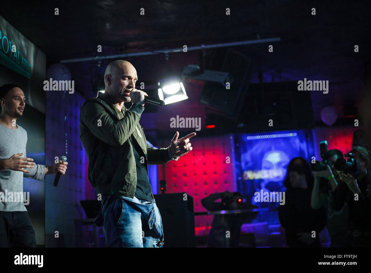 Mosca, Russia - 23 March, 2016 : Presentazione del video musicale su un brano Ukrou (traduzione dal russo: copertina) dalla famosa hip hop cantante Andrey Menšikov noto come Ligalize MC. Evento ha avuto luogo presso il Royal Arbat Bar Foto Stock