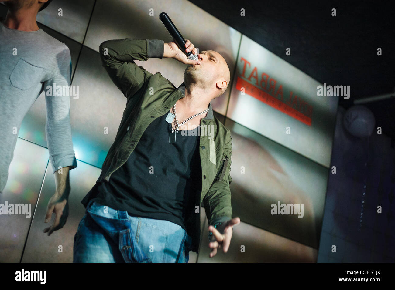 Mosca, Russia - 23 March, 2016 : Presentazione del video musicale su un brano Ukrou (traduzione dal russo: copertina) dalla famosa hip hop cantante Andrey Menšikov noto come Ligalize MC. Evento ha avuto luogo presso il Royal Arbat Bar Foto Stock