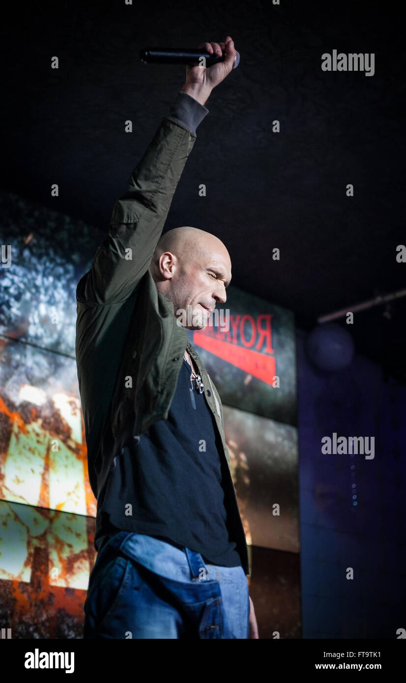 Mosca, Russia - 23 March, 2016 : Presentazione del video musicale su un brano Ukrou (traduzione dal russo: copertina) dalla famosa hip hop cantante Andrey Menšikov noto come Ligalize MC. Evento ha avuto luogo presso il Royal Arbat Bar Foto Stock