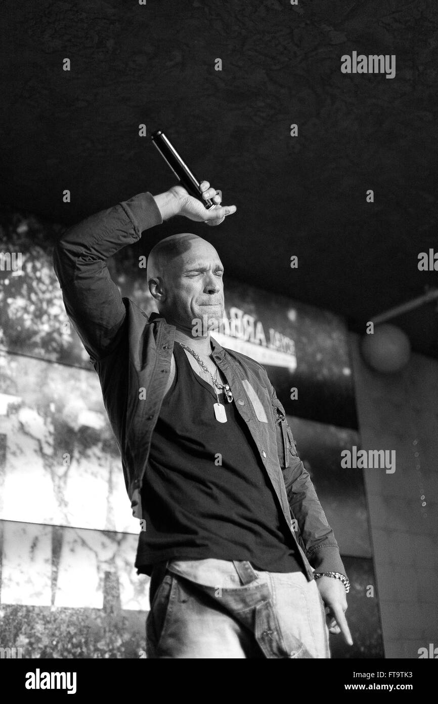 Mosca, Russia - 23 March, 2016 : Presentazione del video musicale su un brano Ukrou (traduzione dal russo: copertina) dalla famosa hip hop cantante Andrey Menšikov noto come Ligalize MC. Evento ha avuto luogo presso il Royal Arbat Bar Foto Stock