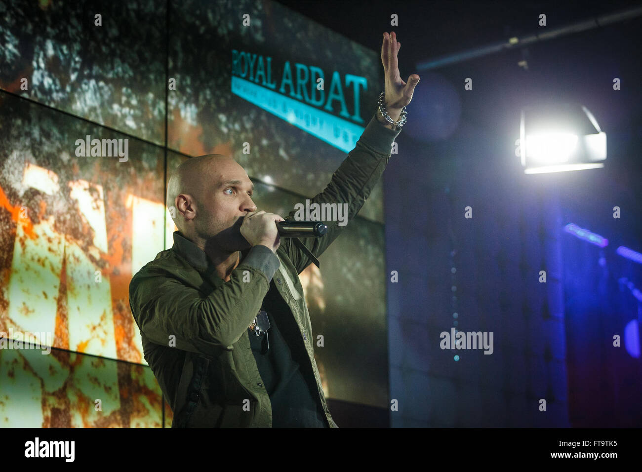 Mosca, Russia - 23 March, 2016 : Presentazione del video musicale su un brano Ukrou (traduzione dal russo: copertina) dalla famosa hip hop cantante Andrey Menšikov noto come Ligalize MC. Evento ha avuto luogo presso il Royal Arbat Bar Foto Stock