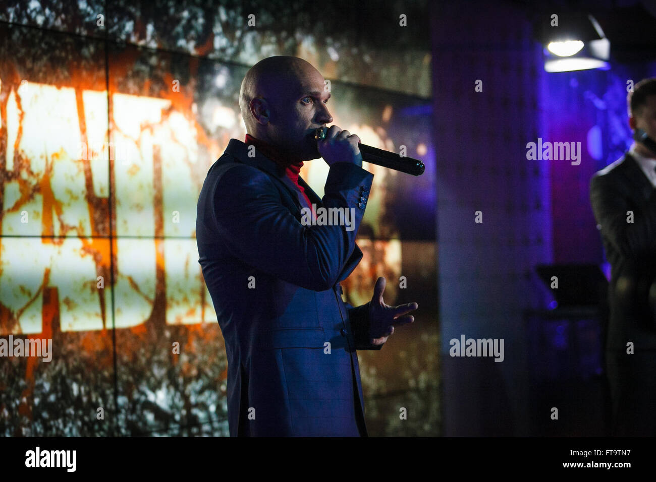 Mosca, Russia - 23 March, 2016 : Presentazione del video musicale su un brano Ukrou (traduzione dal russo: copertina) dalla famosa hip hop cantante Andrey Menšikov noto come Ligalize MC. Evento ha avuto luogo presso il Royal Arbat Bar Foto Stock