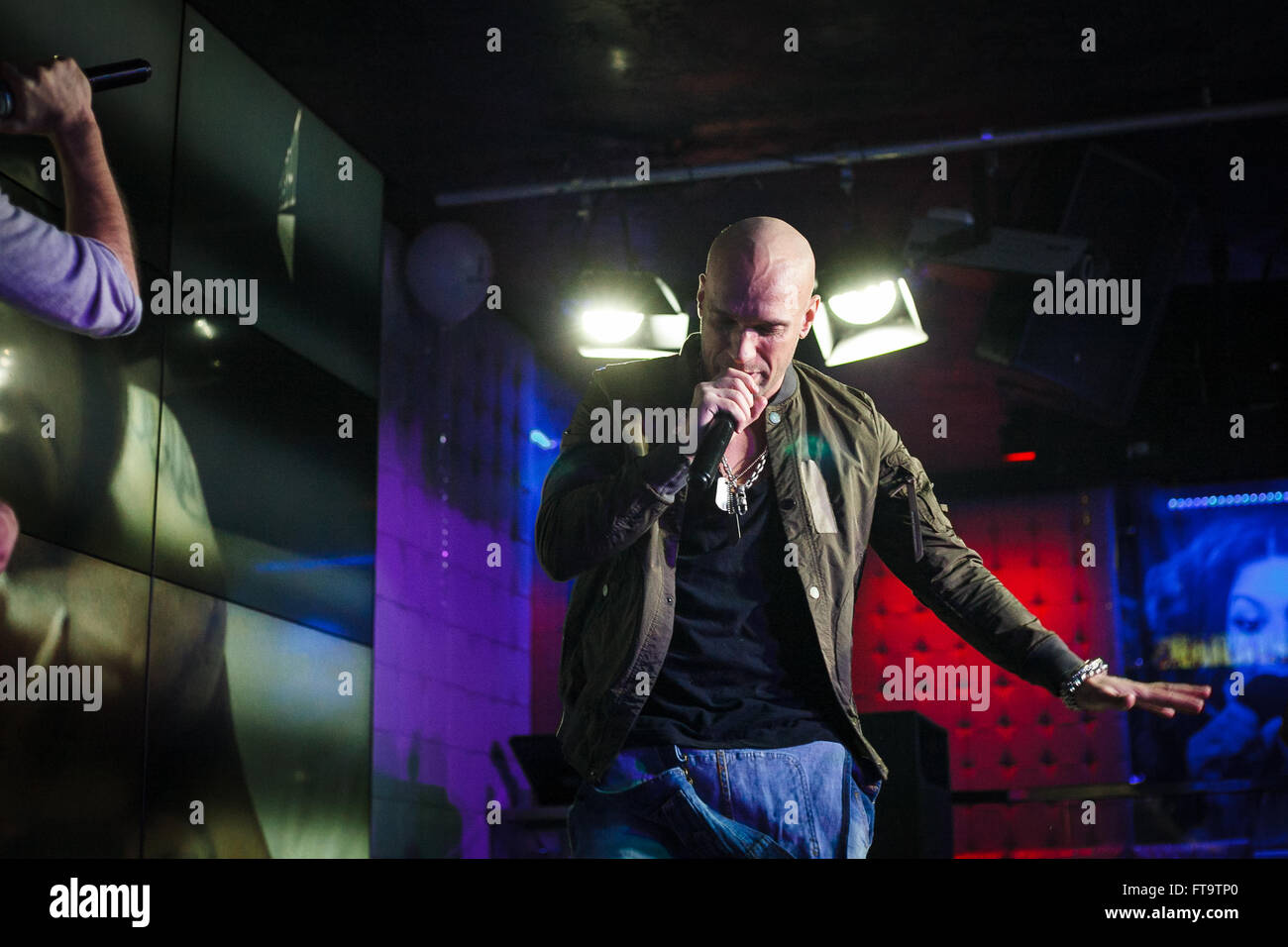 Mosca, Russia - 23 March, 2016 : Presentazione del video musicale su un brano Ukrou (traduzione dal russo: copertina) dalla famosa hip hop cantante Andrey Menšikov noto come Ligalize MC. Evento ha avuto luogo presso il Royal Arbat Bar Foto Stock