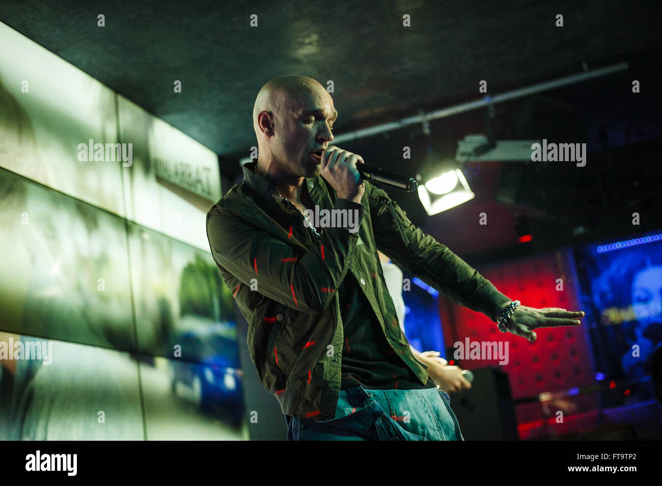 Mosca, Russia - 23 March, 2016 : Presentazione del video musicale su un brano Ukrou (traduzione dal russo: copertina) dalla famosa hip hop cantante Andrey Menšikov noto come Ligalize MC. Evento ha avuto luogo presso il Royal Arbat Bar Foto Stock