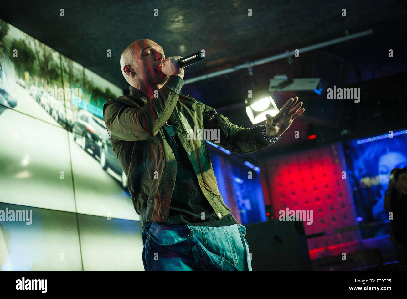 Mosca, Russia - 23 March, 2016 : Presentazione del video musicale su un brano Ukrou (traduzione dal russo: copertina) dalla famosa hip hop cantante Andrey Menšikov noto come Ligalize MC. Evento ha avuto luogo presso il Royal Arbat Bar Foto Stock