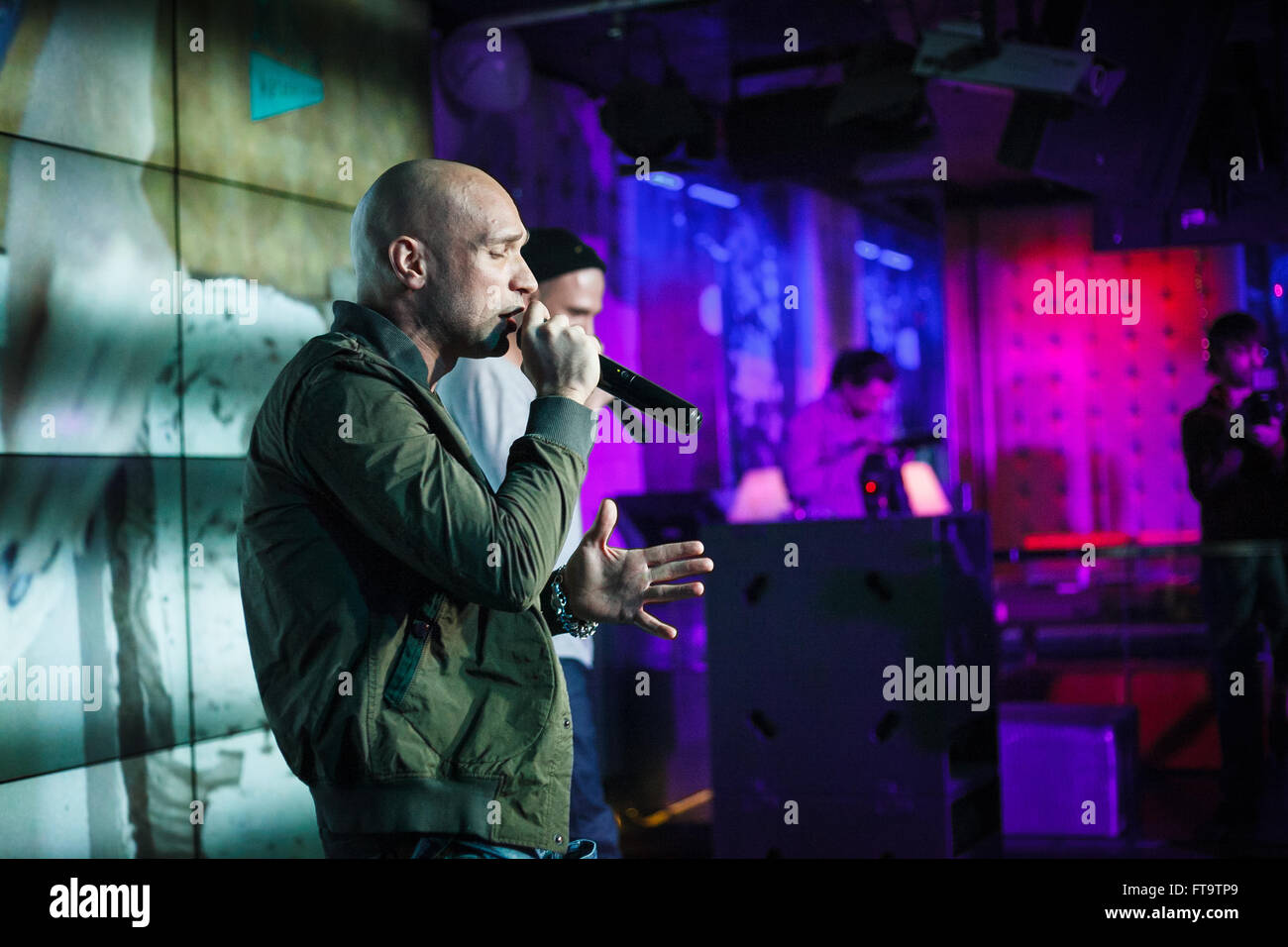 Mosca, Russia - 23 March, 2016 : Presentazione del video musicale su un brano Ukrou (traduzione dal russo: copertina) dalla famosa hip hop cantante Andrey Menšikov noto come Ligalize MC. Evento ha avuto luogo presso il Royal Arbat Bar Foto Stock