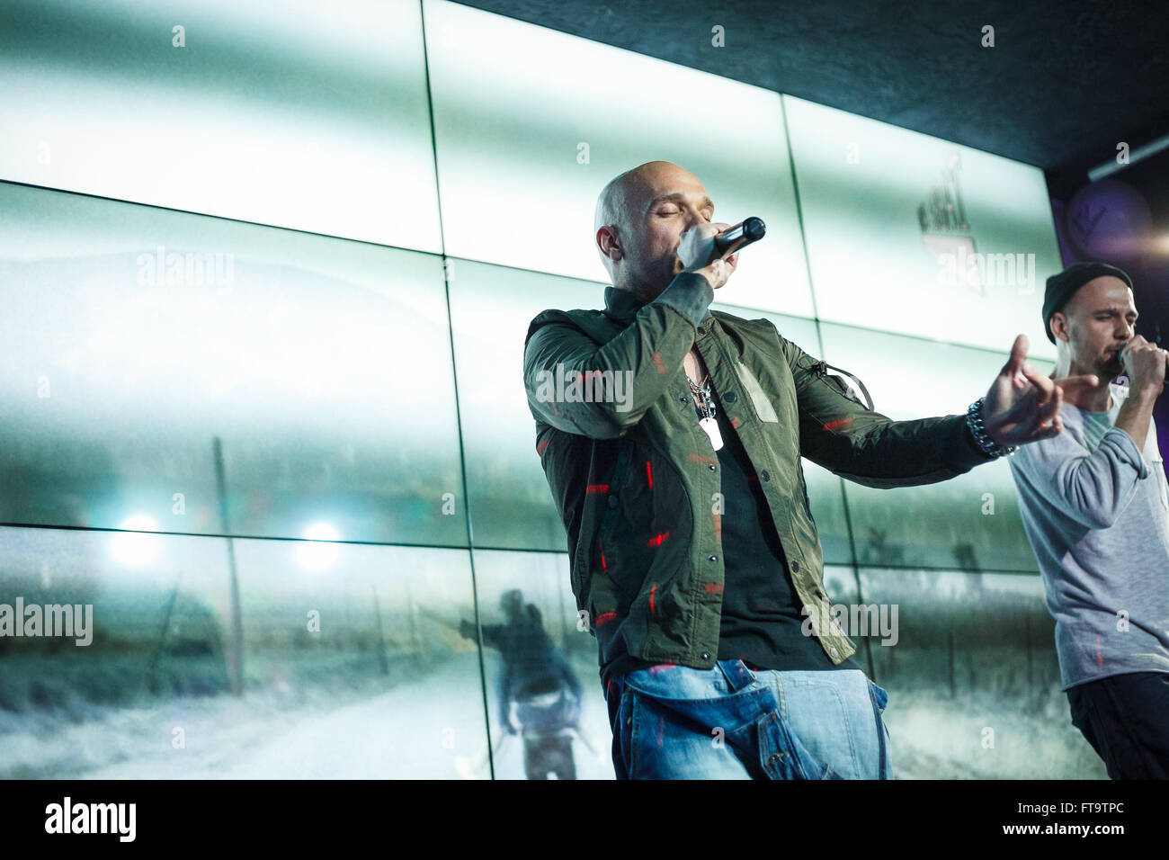 Mosca, Russia - 23 March, 2016 : Presentazione del video musicale su un brano Ukrou (traduzione dal russo: copertina) dalla famosa hip hop cantante Andrey Menšikov noto come Ligalize MC. Evento ha avuto luogo presso il Royal Arbat Bar Foto Stock