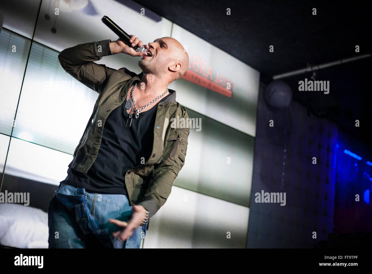 Mosca, Russia - 23 March, 2016 : Presentazione del video musicale su un brano Ukrou (traduzione dal russo: copertina) dalla famosa hip hop cantante Andrey Menšikov noto come Ligalize MC. Evento ha avuto luogo presso il Royal Arbat Bar Foto Stock